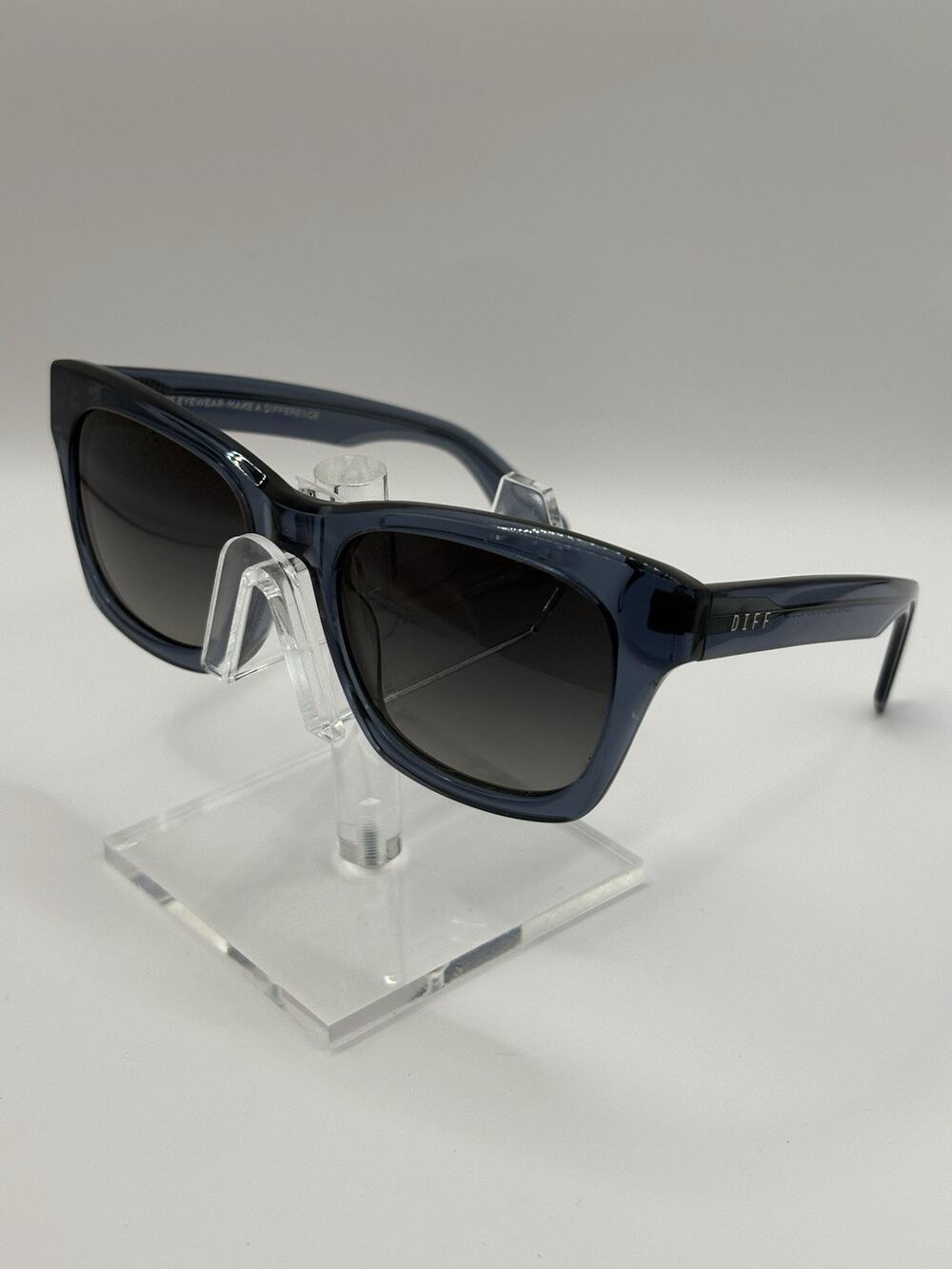 DIFF Dean Polarized Sunglasses Blue Gray Gradient Lens